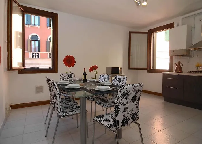 Speon Canal Views Wifi شقة